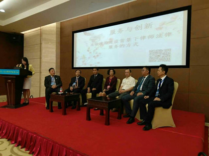 第八届西部律师论坛政府法律顾问分论坛在结束了演讲嘉宾主题演讲之后，由会议主持邀请七位嘉宾参加讨论，与到会律师代表进行互动沟通。