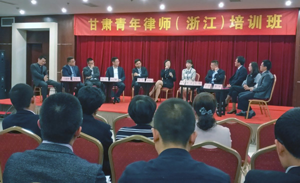 2017年4月13日晚，浙江律协青工委同甘肃青年律师浙江培训班在杭州华洋宾馆举行了以“青年律师专业化选择和建设”为主题的沙龙活动。 浙江律协常务理事、浙江金道律师事务所管理合伙人崔海燕，杭州律协刑委会