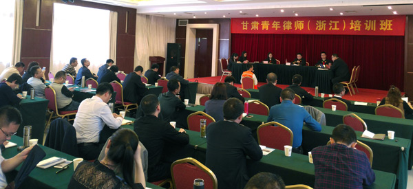 4月15日下午，浙江律协青工委、浙江靖霖律所同甘肃青年律师浙江培训班在杭州华洋宾馆如火如荼地开展了一场“模拟法庭”活动。经过多方面的准备，每位参加活动的律师对自己的角色都有了全面的了解,这为后面活动的