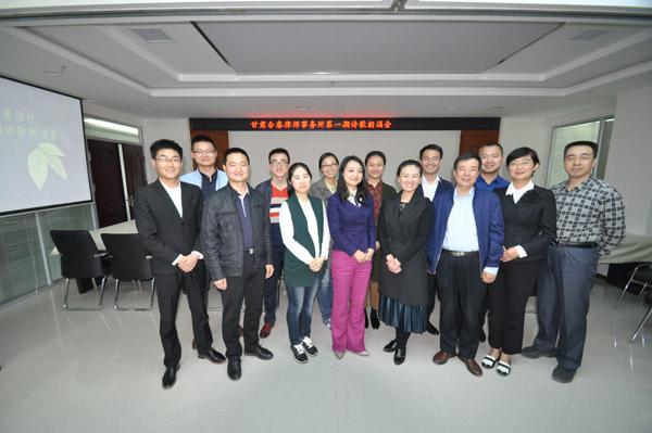 2017年4月28日下午，合睿诗社第一期诗歌朗诵活动在本所会议室如期举行。诗歌朗诵活动由该所王济律师主持。 朗诵活动开始后，社长程新林律师以一首《黄鹤楼》作为开篇朗诵震撼全场，