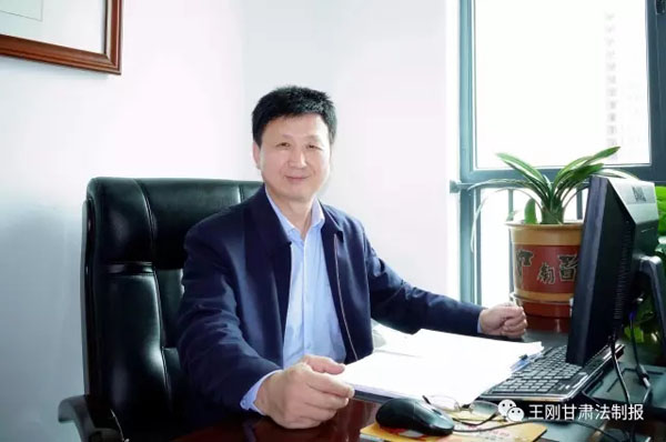 “律师这个职业承载着太多的期许，从选择律师职业的那一刻起，我就选择了与难题为对手，律师又是个急不得的职业，律师也是个因选择而幸福的职业。律师没有可以仰仗的权力，而面对的却是形形色色的难题，是当事人自己