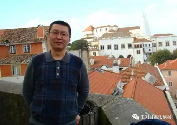 “1992年大学毕业后，我参加了恢复律师制度以来第四次全国律师资格考试，并且顺利通过考试，取得了律师资格，从此就下定决心投身律师行业。不觉一晃竟已经过去了二十多年，这二十多年正是伴随着我国律师行业整体