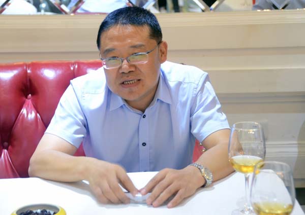 多读书，好读书，读好书。 8月24日晚，省律协副会长王祖国做客栎客客厅，以“漫谈读书”为主题与在场的20多名青年律师进行了分享沙龙活动。省律协青工委副主任靳雯律师主持本次沙龙活动。