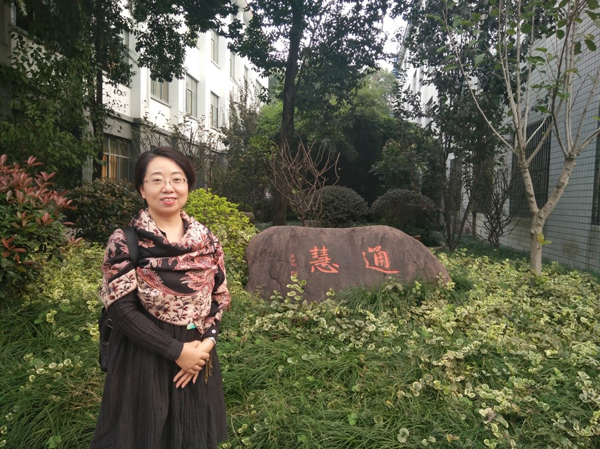 11月14日，兰州市第十六中学的马莹校长做客“栎客社区”，给青年律师们分享了自信的秘诀以及自信与口才的关系。青工委副主任靳雯律师主持当晚的分享活动。