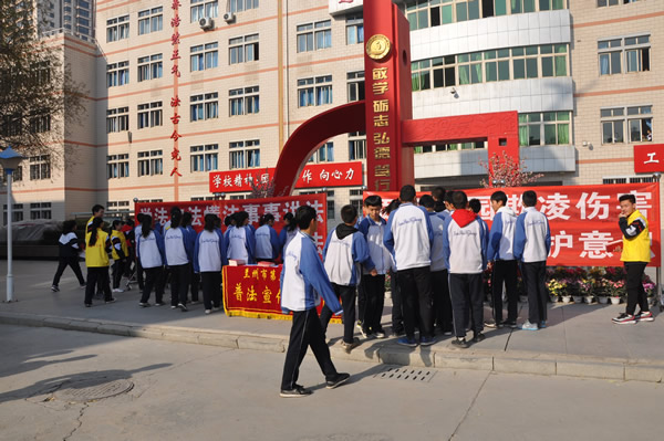 2017年12月1日，时值第四个宪法日来临之际，省律协法律援助及公益法律服务委员会、未成年人?；の被崃瞎睬嗤鸥仕嗍∥诶贾菔械谌闹醒ё橹埂胺ㄖ挝幕Ｔ啊被疃? title=