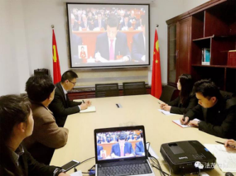 近日,为深入贯彻落实党的十九大精神，天水律师协会组织律师事务所全体律师及辅助人员认真学习党的十九大报告。结合律师工作实际，采取现场观看、召开专题会议、讨论交流材料等方式，掀起了律师行业学习党的十九大报