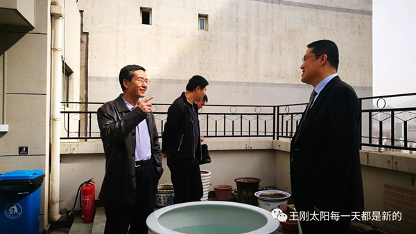 这几年，对甘肃律师和部分律师事务所报道比较多一些，也常常听朋友谈及律师，谈及律师事务所和律师的发展，“万金油”可以说是形容当今执业律师最常用的一个热门词，民事、刑事、行政、公司商务、审合同、谈判、讲课