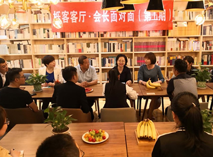 5月22日晚七点，省、市律协青工委联袂打造的“栎客客厅&#8226;会长面对面”第五期沙龙活动在中央广场理想国度书吧成功举办。本期活动特邀甘肃省律协党委委员、兰州市律协会长陈玉萍律师与大家共话