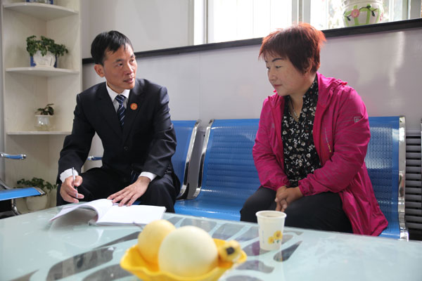 在庄浪县公共法律服务中心见到“１＋１”中国法律援助志愿者律师郭兴进时，距他离开甘肃还有不到一个月的时间。眨眼已是一年时间，在庄浪县，郭兴进律师接待法律咨询１５５件２４３人次，代写法律文书２２４件，开展