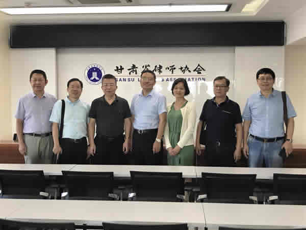 考察团一行先后到甘肃省律师协会办公场所、甘肃诚域律师事务所、甘肃金城律师事务所现场考察，并召开了座谈会。会上，考察团听取甘肃省律师行业总体情况介绍以及两家律所的情况介绍，并就律师事务所专业化发展、公司