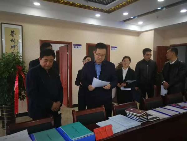 10月22日，省司法厅党委委员、副厅长、省律师行业党委书记韩世峰一行检查指导平凉市律师行业基层党支部开展“不忘初心、牢记使命”主题教育开展情况，平凉市副市长吴建忠、平凉市司法局局长蒙银奎等同志陪同检查