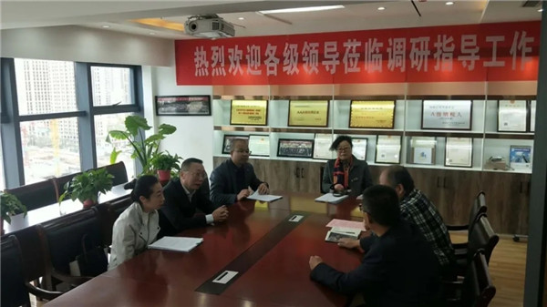 4月16日上午，在安宁区司法局和安宁区工商联的组织带领下，甘肃王力律师事务所律师走进兰州磊鑫建材有限公司和甘肃中源建筑安装工程有限公司，为企业开展“疫情防控法治同行”企业法治体检专项服务，送去“点对点