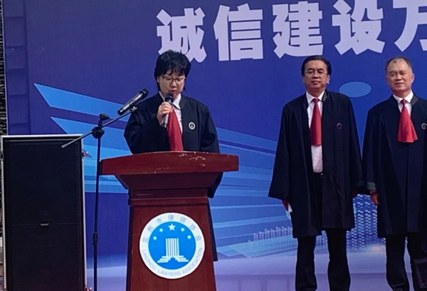 2020年8月15日上午, 兰州市司法局、兰州市律师协会在市民广场隆重举行兰州市律师行业“诚信建设万里行”主题宣传暨《民法典》宣讲启动仪式。