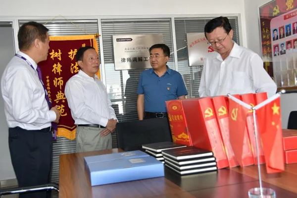 9月2日，甘肃省司法厅党委书记、厅长牛纪南在兰州对律师工作进行调研。兰州市司法局党组书记、局长、二级巡视员李自武陪同调研。