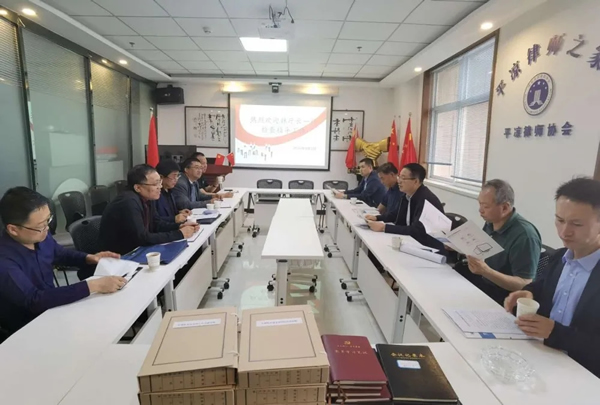 9月1日，省司法厅党委委员、副厅长、省律师行业党委书记韩世峰一行检查指导平凉市律师工作，平凉市司法局党组书记、局长张君才陪同。