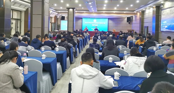 10月27日，全省申领公职公司律师工作证人员培训班在兰州正式开班。省律师行业党委委员、副会长王金贵就办好本期培训班提出要求。省律师协会副秘书长赵庆华主持开班仪式。