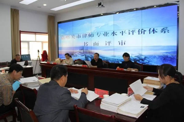 本网讯（通讯员 丁嘉）11月10日至14日，甘肃省嘉峪关市作为甘肃省开展律师专业水平评价首批试点城市之一，嘉峪关市司法局、市律师协会牵头组织由市中级人民法院、市检察院、市公安局、市委党校、市人力资源和