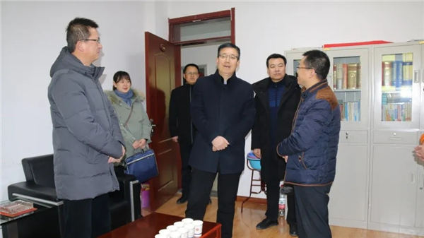 2020年12月30日上午，甘肃省司法厅党委委员、副厅长、甘肃律师行业党委书记韩世峰到甘南州开展慰问老律师和行业专项整治调研督导工作。