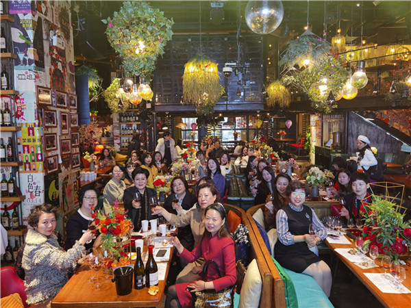 伴着盎然的春意，2021年3月7日下午，为庆祝第111个“三八国际妇女节”的到来，让平日工作繁忙女律师同仁们度过一个和谐温馨、轻松愉快的节日，甘肃省律协女律师工作委员会、兰州市律协女律师工作委员会在胡