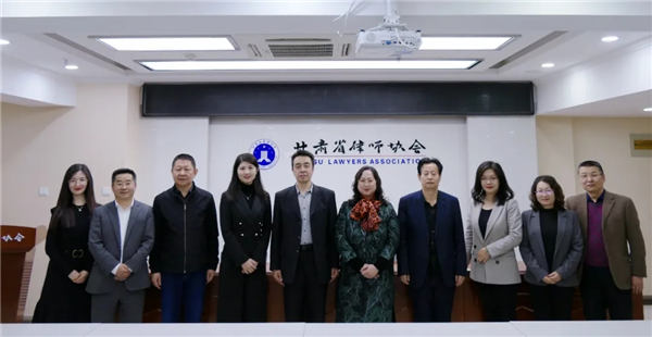 2021年4月26日下午，中国国际经济贸易仲裁委员会丝绸之路仲裁中心（简称“贸仲丝路中心”）秘书长助理蒋红梅一行走访了甘肃省律师协会（简称“甘肃律协”）。甘肃律协副会长王金贵、刘吉颖，秘书长张维武，副