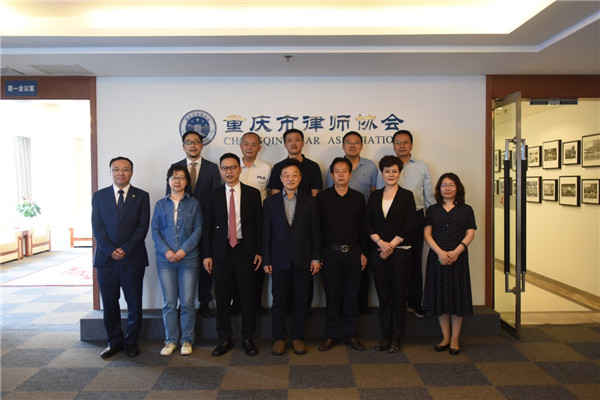 5月19日上午，甘肃律协赵耀会长一行九人赴重庆市律师协会考察交流。重庆市律师协会会长袁小彬，副会长何洪涛、陈昊，副监事长甘伟宏，副秘书长崔明强接待考察。
