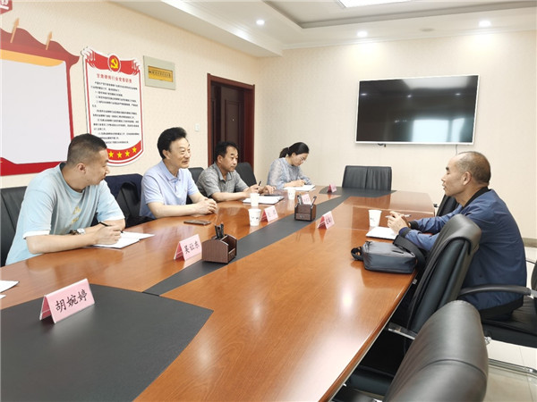 6月16日上午，陕西省律师协会会员（业务）部部长龙瑞东来甘肃省律师协会访问交流，甘肃省律师协会会长赵耀，省律师行业党委专职副书记年发苗以及省律协秘书处工作人员陪同交流。