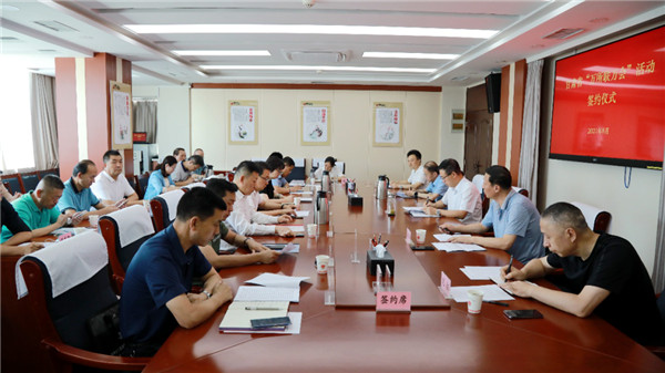 8月5日，甘肃省司法厅、甘肃省工商联、甘肃省律师协会共同举行省属律师事务所和省属商会“万所联万会”活动签约仪式，开启全省律师事务所与工商联及所属商会合作共建模式，形成服务民营企业的工作合力，促进民营经