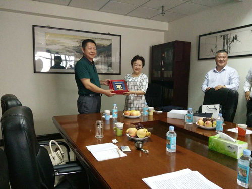 8月24日，由上海市律师协会副会长潘书鸿、上海市律师协会副秘书长陈东带领的考察团来甘肃进行考察交流。甘肃律协副会长王祖国代表甘肃律协向考察团一行的到来表示热烈欢迎