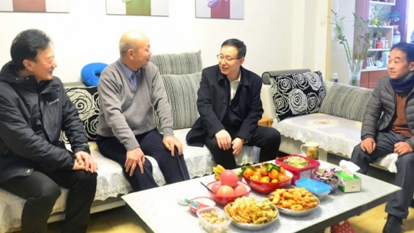 春节临近，1月27日下午，省司法厅党委委员、副厅长、甘肃律师行业党委书记韩世峰走访慰问了甘肃天问律师事务所孟伯浩、甘肃兴正义律师事务所郭加清、甘肃方域西涛律师事务所柳向奎三位律师。省律师协会会长赵耀、省律师行业党委专职副书记年发苗陪同慰问活动。