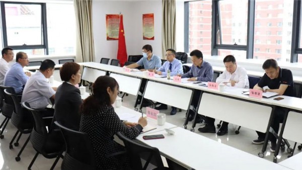 5月27日，省律师协会会长赵耀赴兰州市调研律师工作。省律师协会秘书长朱鹏彦，副秘书长秦晨、邹世语，兰州市律师协会会长陈灿，副会长李彩萍、银波、赵和康，秘书长韩永红陪同调研。调研北京市炜衡（兰州）律师事