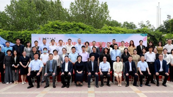 5月29日，由甘肃政法大学和甘肃省律师协会联合举办的2022届毕业生律师专场招聘会在甘肃政法大学和谐广场举行。甘肃政法大学党委副书记、校长李玉基，甘肃省律师协会会长赵耀出席招聘会。甘肃政法大学党委委员