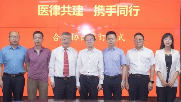 8月18日，甘肃省律师协会与甘肃省医师协会在兰州举行“医律共建、携手同行”合作框架协议签订仪式。省司法厅二级巡视员李智，省医师协会秘书长黄晓俊出席签约仪式并讲话，省律师协会副会长雷声、省律师协会法律援