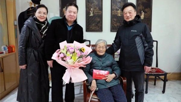 新春将至，年味渐浓。1月13日，省律师行业党委副书记、省律师协会会长赵耀走访慰问了88岁的李清华律师和74岁的庆志安律师,送去“娘家人”的关怀和节日的美好祝福。省律师行业党委委员、省律师协会秘书长朱鹏彦和省律师协会老律师委员会主任梁建莉律师陪同慰问。