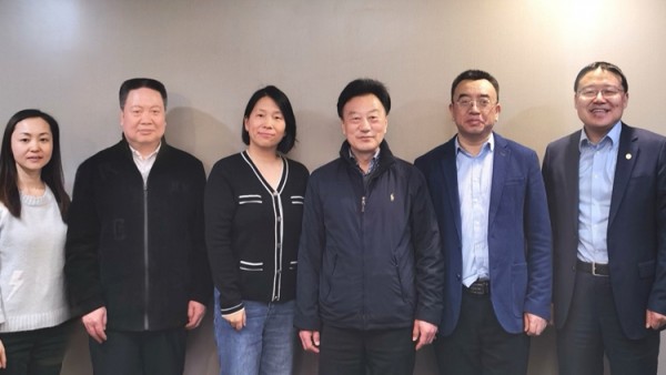 近日，甘肃省律师协会与法律出版社在北京签署了战略合作协议。省律师协会会长赵耀、法律出版社法规分社社长李群出席签约仪式。双方就图书出版、培训活动等方面进行了合作交流并达成了共识，此次签约本着互惠互利、优