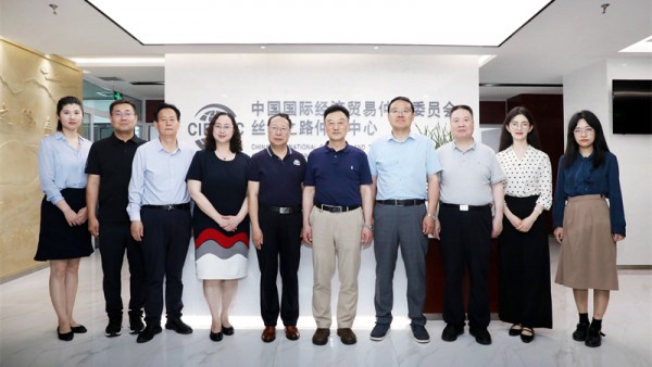 6月19日，省律师协会会长赵耀，副会长王祖国、刘吉颖，秘书长朱鹏彦等一行5人赴中国国际经济贸易仲裁委员会丝绸之路仲裁中心交流学习。贸仲丝绸之路仲裁中心秘书长助理蒋红梅携全体工作人员热情接见。赵耀会长一