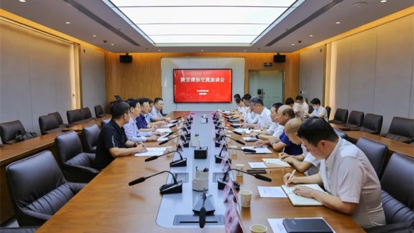 6月20日，省律师协会会长赵耀，副会长王祖国、刘吉颖，秘书长朱鹏彦等一行5人赴陕西省律师协会交流学习。陕西省律师协会副会长刘云江、闫玉新、陈增社，秘书长张新春等陪同。赵耀会长一行先参观了陕西省律师协会