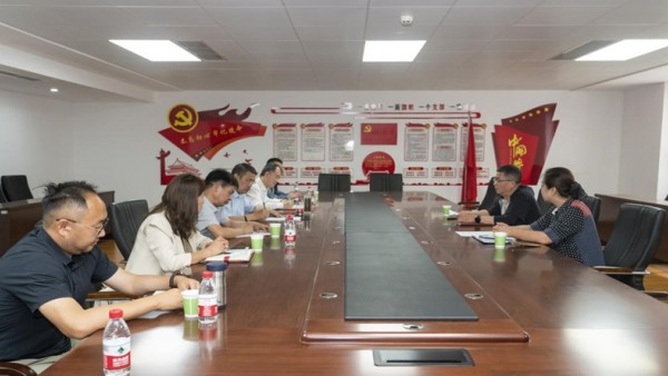 2023年7月3日甘肃省律师协会建设工程与房地产专业委员会组队前往甘肃省建筑业联合会开展学习交流活动。专委会主任周万发、副主任李张发、委员何敏阳、仲文频、荔天宏等参加了学习交流活动。孙志刚副会长兼秘书