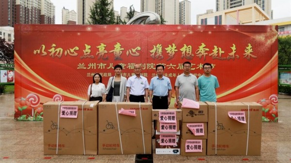 5月28日，在“六一儿童节”即将到来之际，甘肃锐城律师事务所党支部书记陈灿、副书记汪智雯带领三名青年律师赴兰州市儿童福利院开展“六一儿童节”捐赠慰问活动，向儿童福利院捐赠了价值一万元的生活用品，提前向
