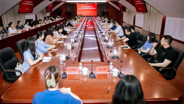 近日，津甘青律师行业第二批青年律师结对培养工作正式启动。天津市律协会长牛同栩，市司法局律师工作处处长尹广香，甘肃省律师协会会长赵耀、副会长王祖国，青海省律师协会副会长丁永宁、副会长李玉成、副秘书长范珖玮出席启动仪式。天津市律协秘书长张敬主持会议。