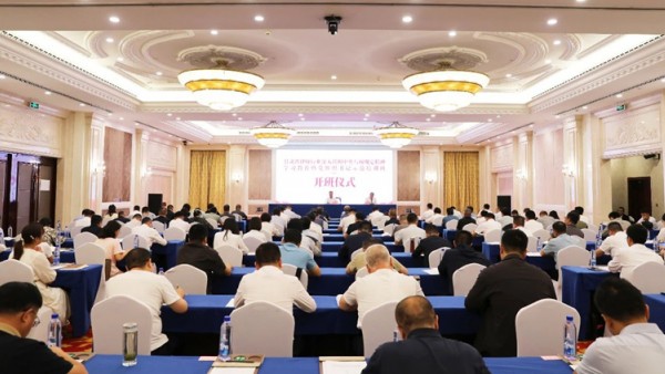 近日，甘肃省律师行业党委举办深入贯彻中央八项规定精神学习教育暨党组织书记示范培训班。市州律师行业党委书记，省律师协会直属分会党总支书记，兰州新区律协党支部书记及部分律所党组织书记参加本次培训。培训班深