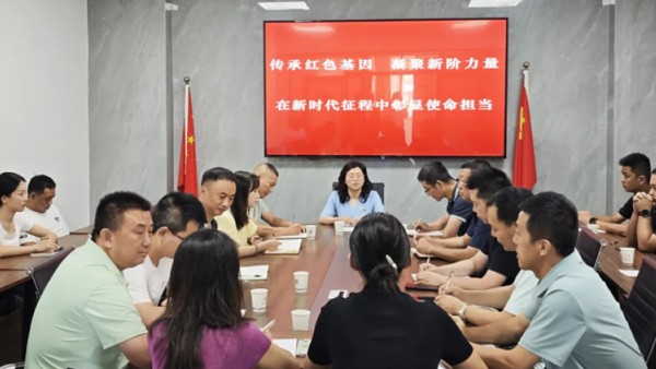 近年来，甘肃秦陇律师事务所党支部大力推行“四个融合”工作法，把政治学习与律师业务学习相融合、支部建设与规范化律所建设相融合、组织建设与队伍建设相融合、公益服务与专业服务相融合，着力破解工作难题，实现了党建所建互促互进、共同发展目标。