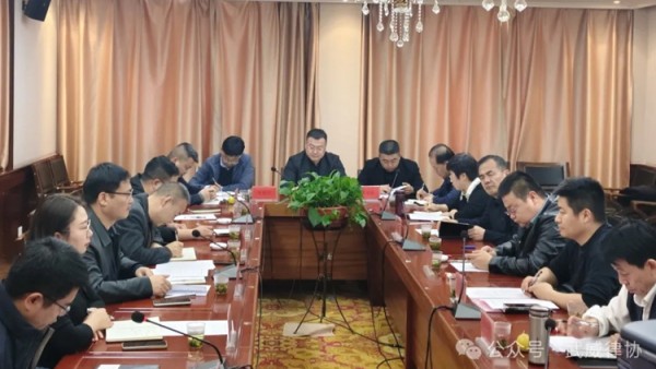 2025年3月22日下午,武威市律协召开五届理事会第二次全体会议。市司法局律师科负责人出席会议,市律协会长陈守安主持会议,市律协监事席建军列席会议,市律协会长班子成员及理事参加会议。