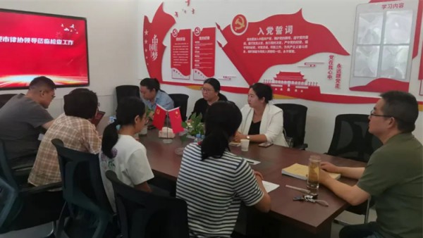 为进一步规范律师服务收费行为,维护法律服务市场秩序,保障当事人合法权益,根据《嘉峪关市律师协会关于开展律师事务所收案收费专项检查活动实施方案》的部署,2025年7月21日至22日,嘉峪关市律师协会第五检查组对甘肃明昊律师事务所、甘肃润物律师事务所、甘肃执剑律师事务所开展了收案收费专项检查督导工作。