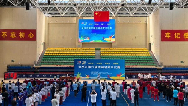 为深入实施《“健康中国2030”规划纲要》和《体育强国建设纲要》,进一步推动全民健身运动,增强全民身体素质,提升人民生活品质,2025年8月9日至11日,天水市第六届运动会武术比赛在武山县体育馆隆重举行。本次比赛吸引了来自全市各行各业的武术爱好者同台竞技,展现中华传统武术的魅力。