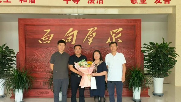 “青年律师西部锻炼计划”是司法部组织的一项重要工作。青年律师肩负着组织的信任与重托，在躬身实践中厚植家国情怀，以扎实的法律素养、精进的专业知识、务实的执业作风，为当地党委政府、广大群众提供法治宣传、法