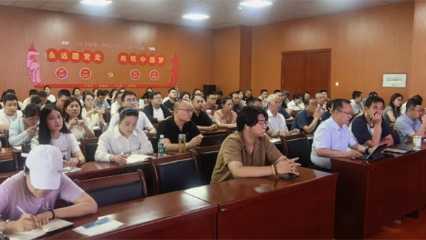 2025年8月24日，天水市律师协会刑事业务专业委员会组织全市91名刑辩律师，在天水市体育中心成功举办了刑事业务培训。本次培训聚焦刑事法律领域的实践技巧，旨在提升全市刑事律师的专业素养和业务水平，为法治天水的建设注入新的活力。