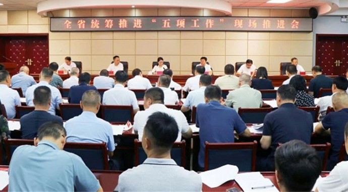 近日，省司法厅在酒泉召开全省统筹推进“五项工作”现场推进会，深入学习贯彻习近平总书记重要指示重要批示精神，全面落实司法部和省委、省政府部署要求，对全省统筹推进“五项工作”进行总结，进一步交流经验、查找不足，鼓励先进、鞭策后进，再压责任、再鼓干劲，不断推进具有甘肃特色的“五项工作”再上新台阶。司法部人民参与和促进法治局局长杜亚玲，省委依法治省办副主任、省司法厅党委书记、厅长谢又生出席会议并讲话。酒泉市委常委、市委政法委书记徐志强出席会议并致辞。